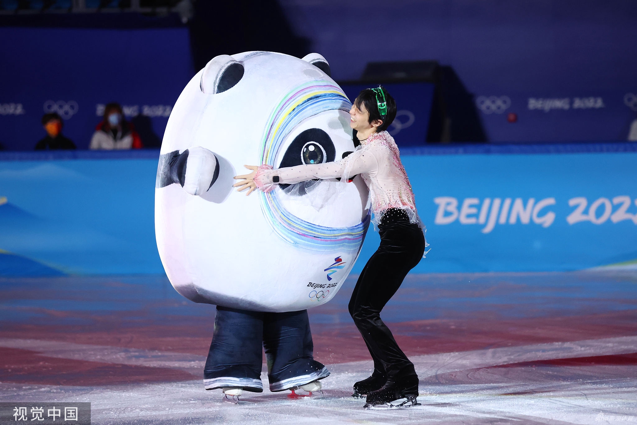 花滑表演赛选手返场 冰墩墩闪亮登场互动