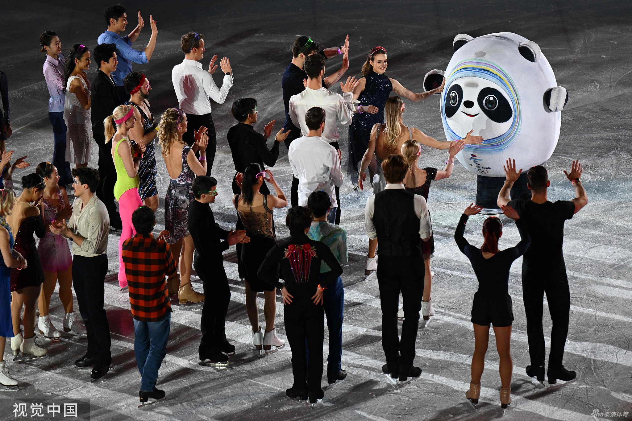 花滑表演赛选手返场 冰墩墩闪亮登场互动