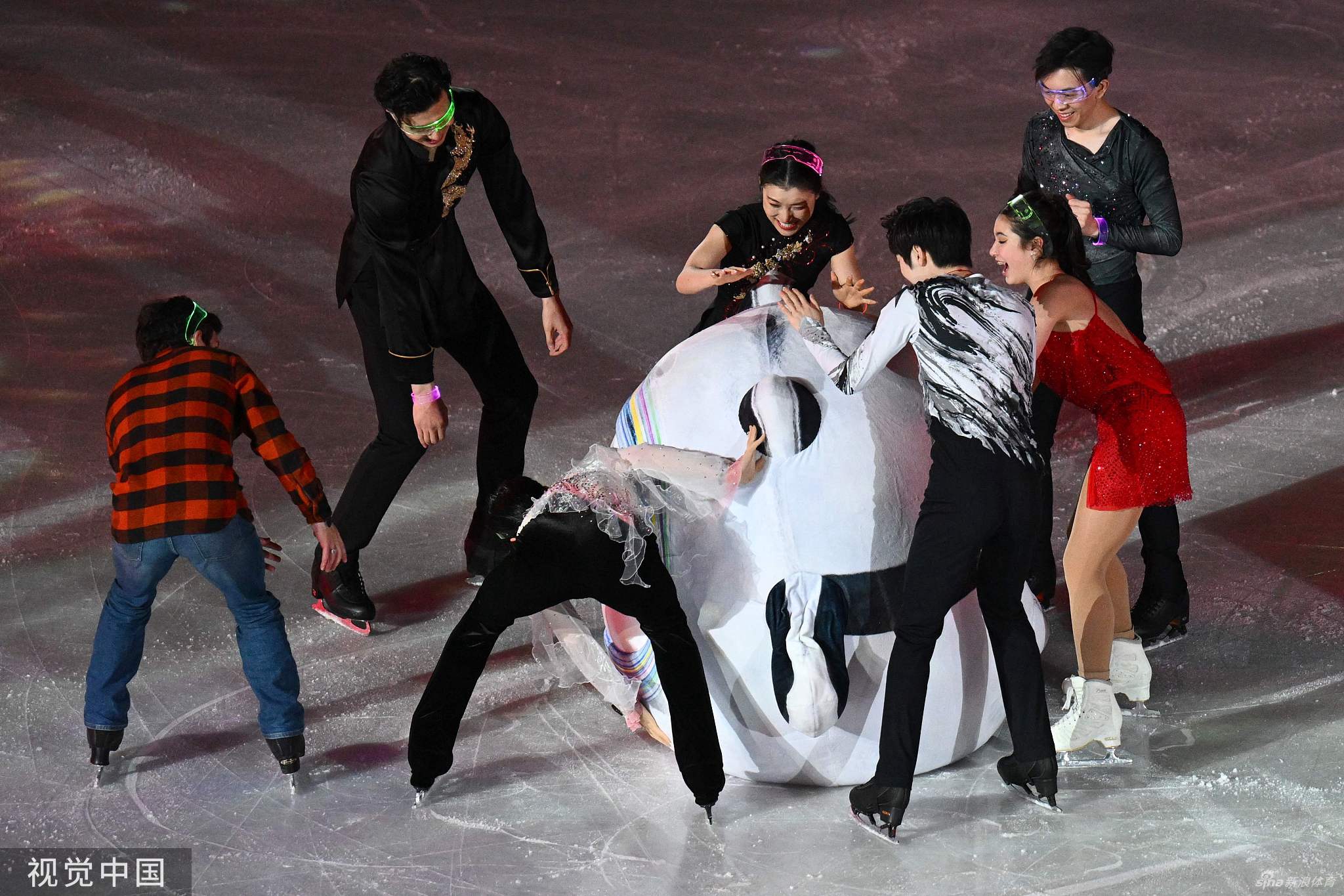 花滑表演赛选手返场 冰墩墩闪亮登场互动