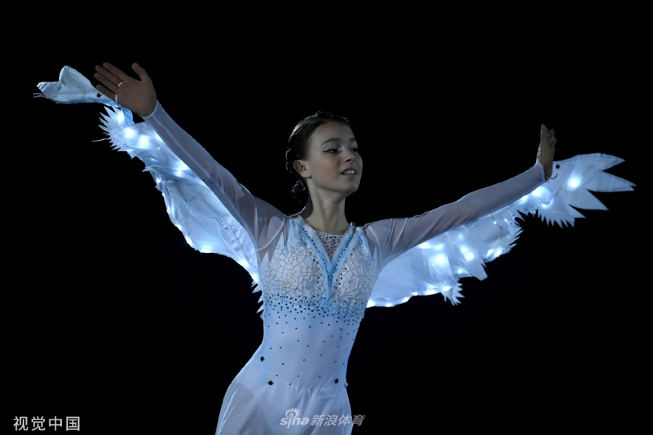 冰上盛宴！花滑表演赛群星联袂献技