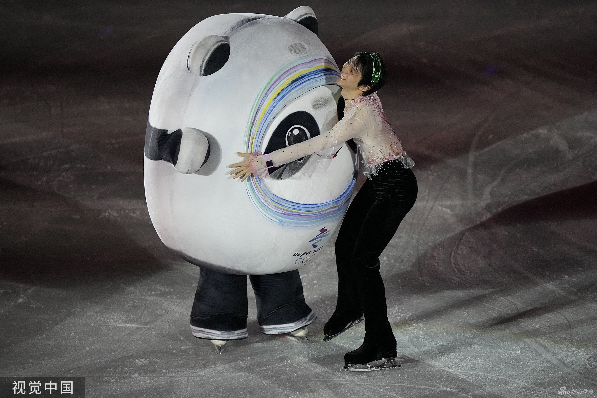 花滑表演赛选手返场 冰墩墩闪亮登场互动