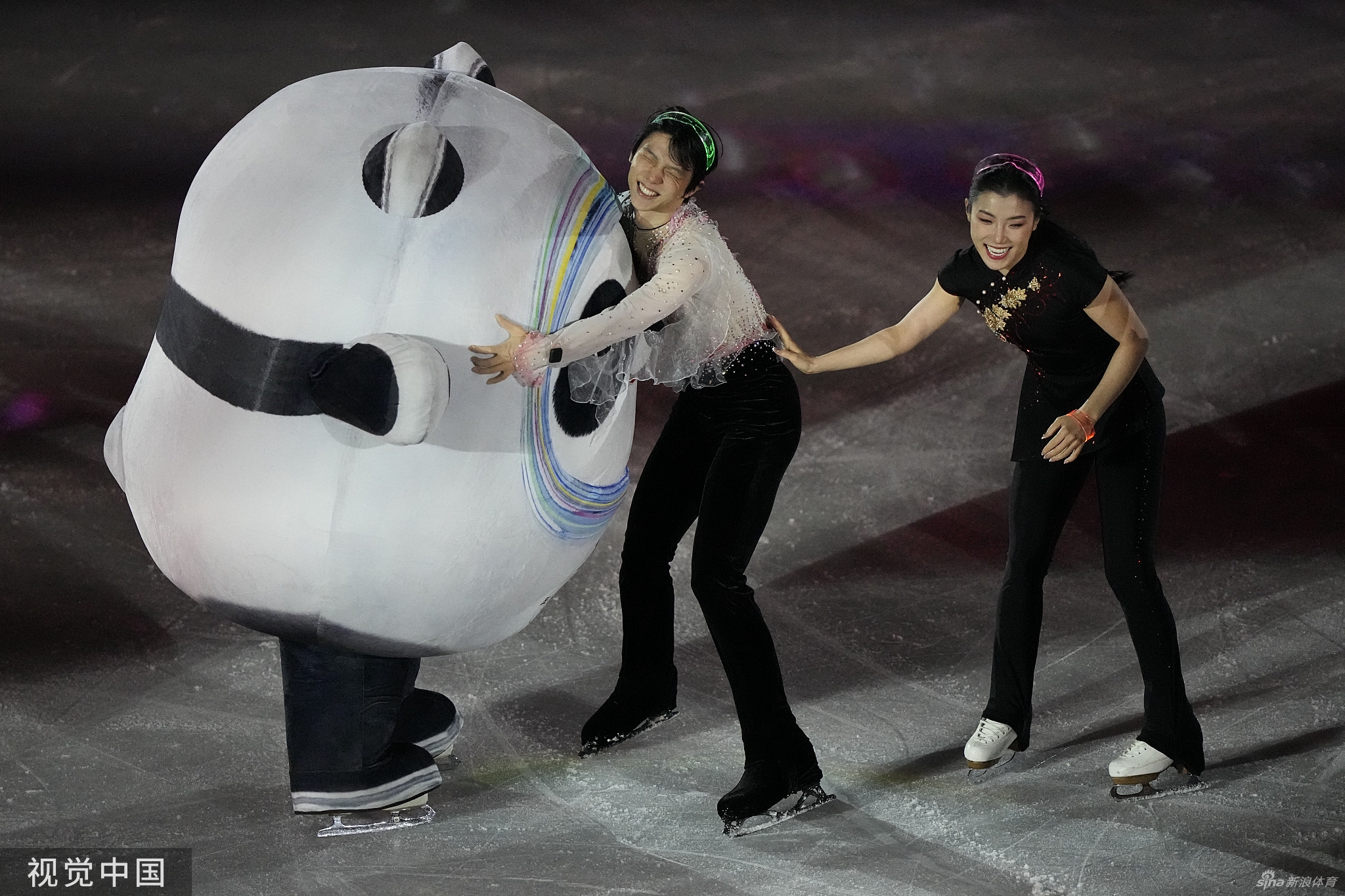 花滑表演赛选手返场 冰墩墩闪亮登场互动
