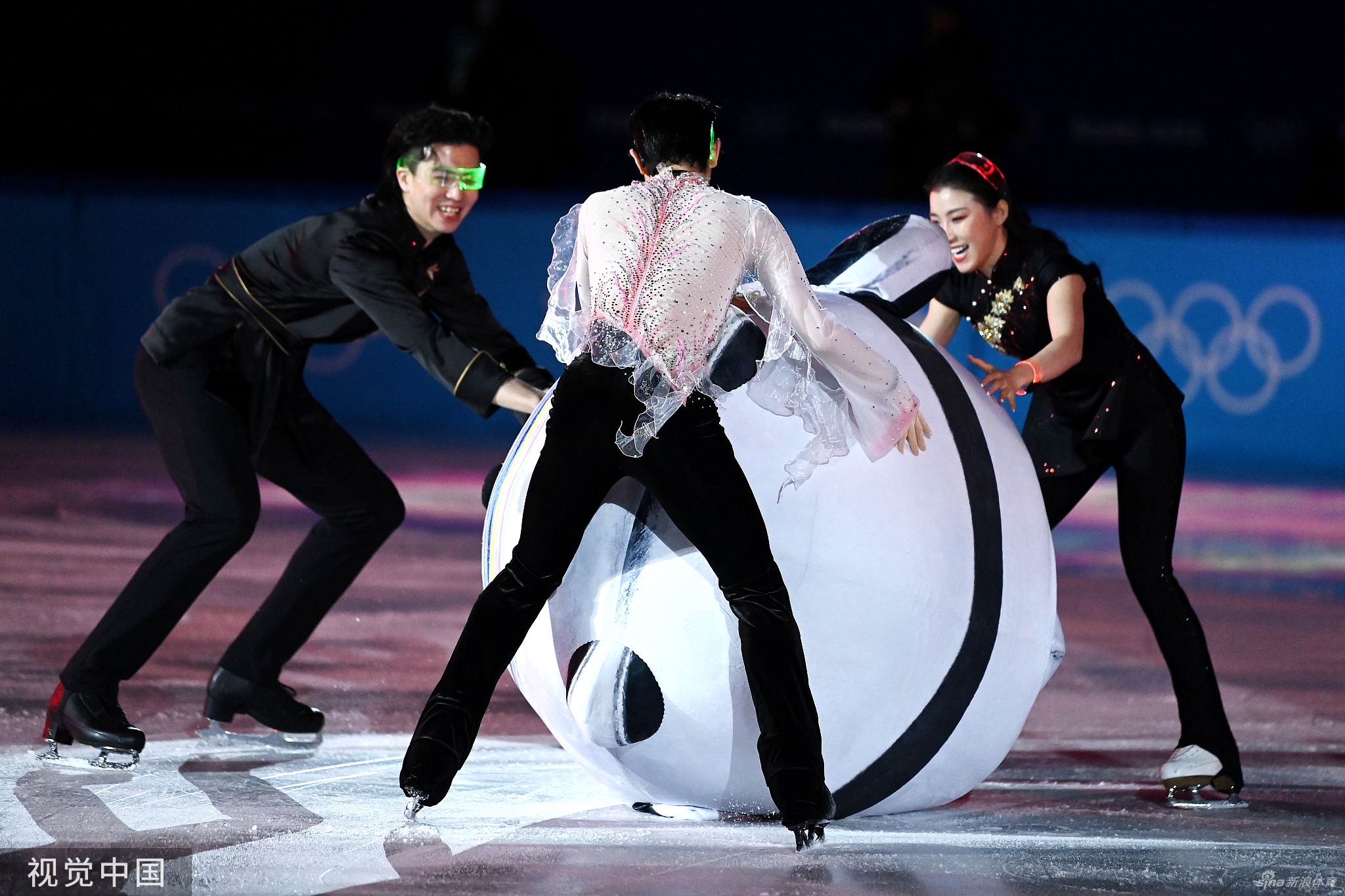 花滑表演赛选手返场 冰墩墩闪亮登场互动