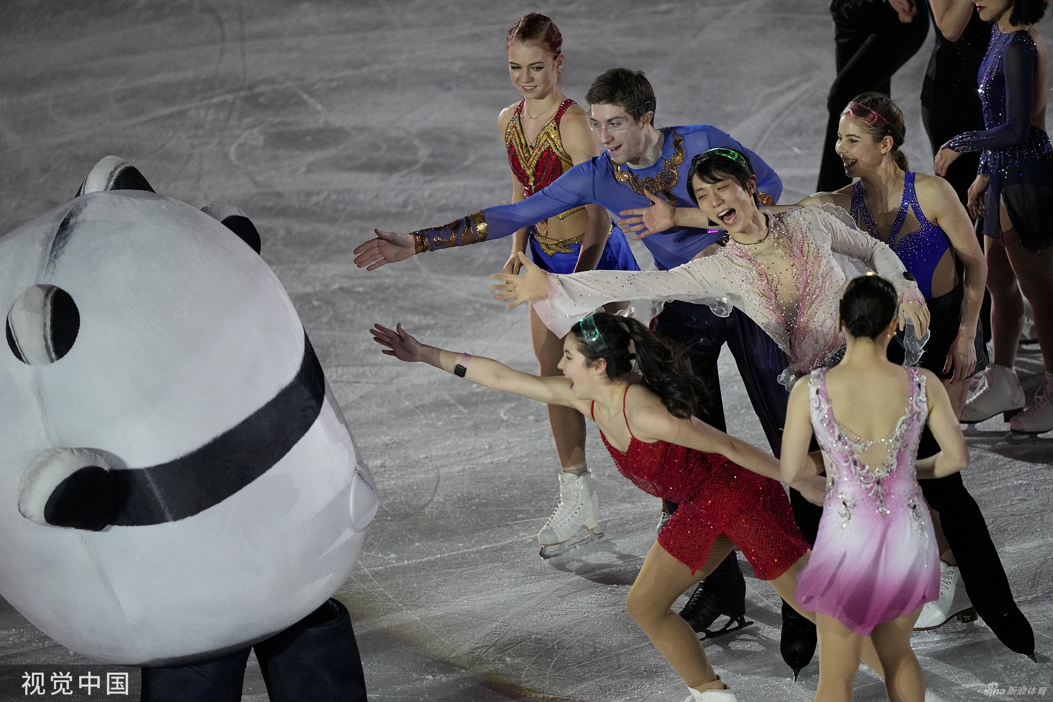 花滑表演赛选手返场 冰墩墩闪亮登场互动