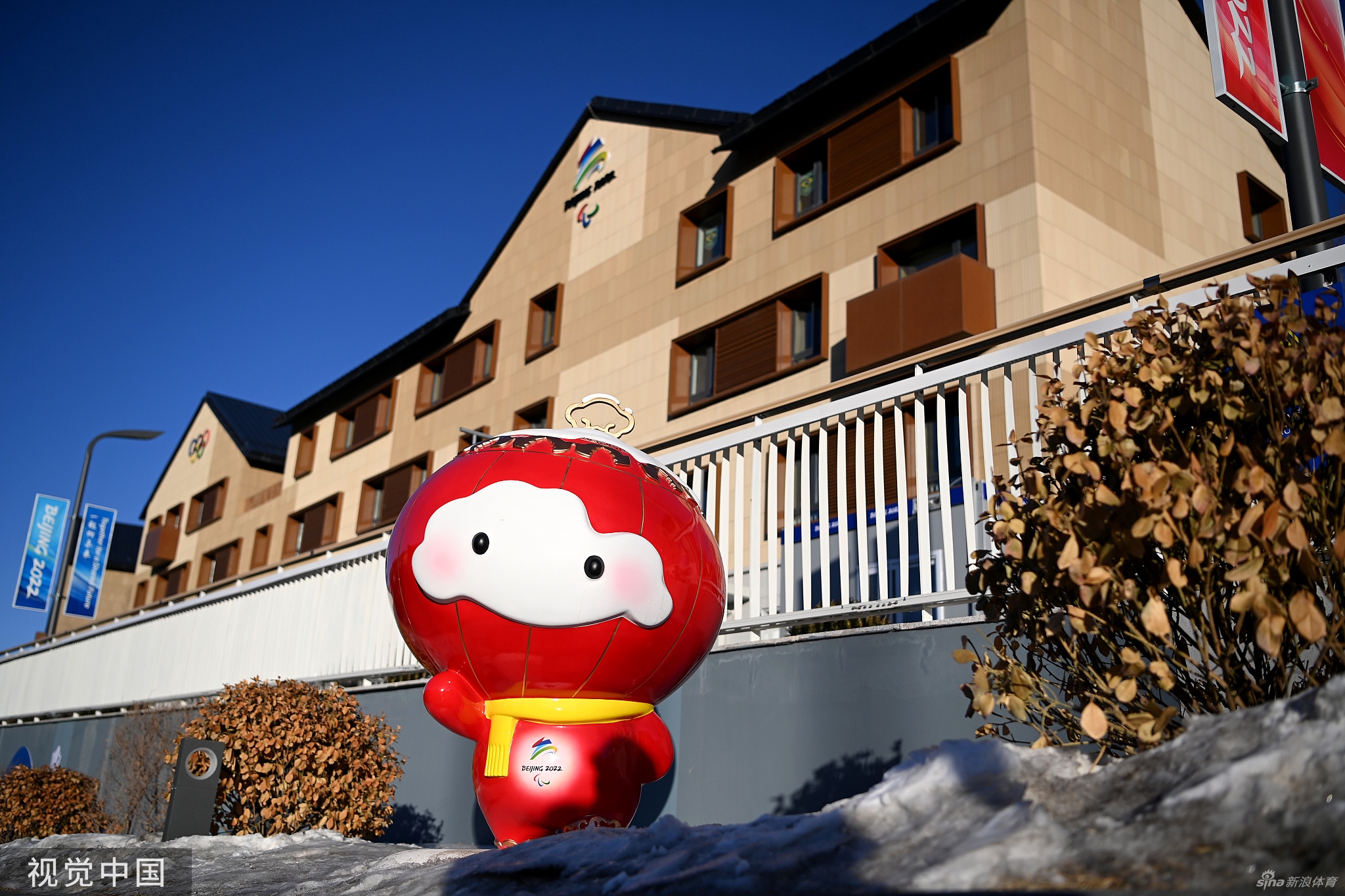 雪容融正式接班冰墩墩上岗 感受一下金容融