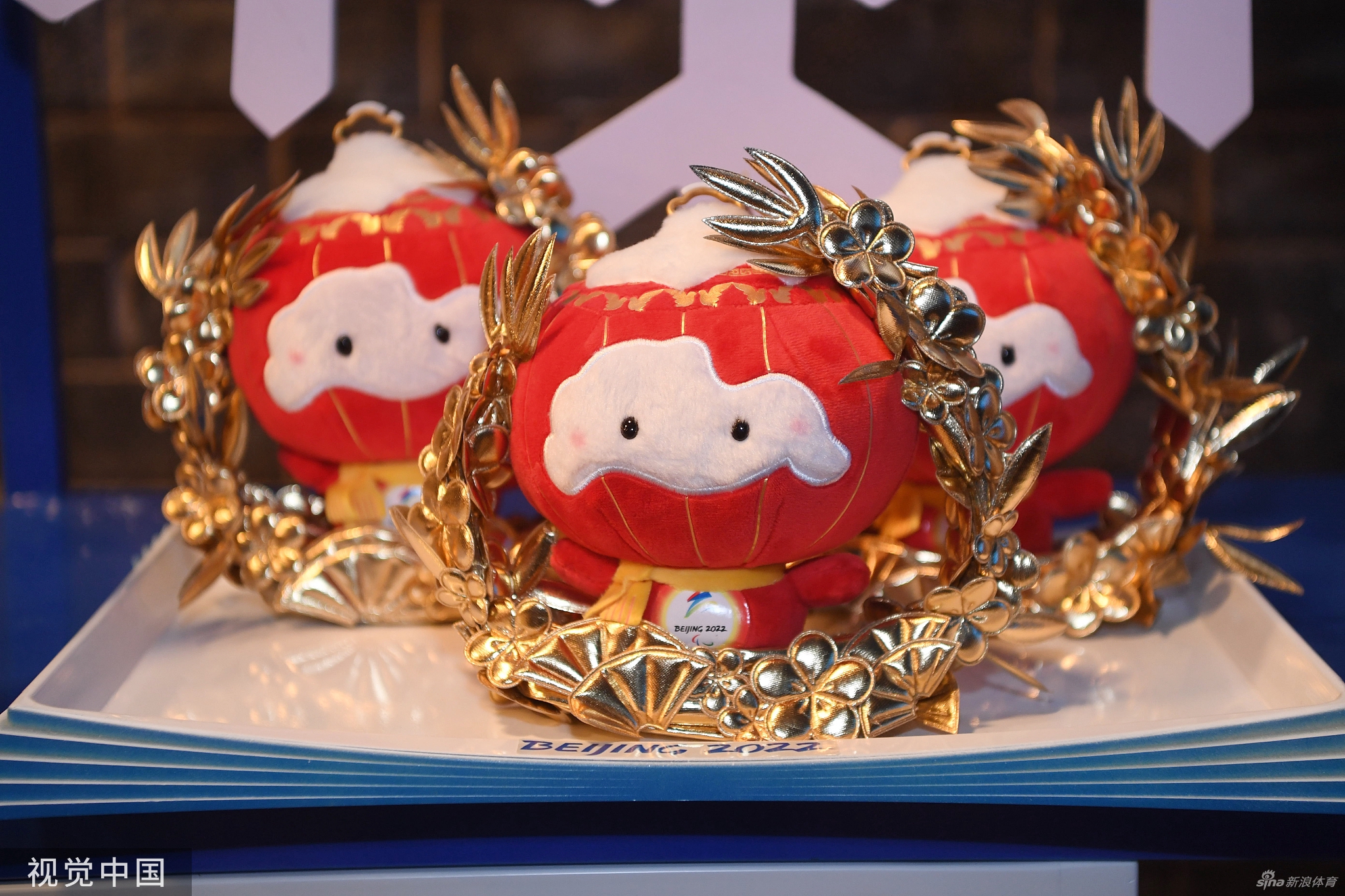 雪容融正式接班冰墩墩上岗 感受一下金容融