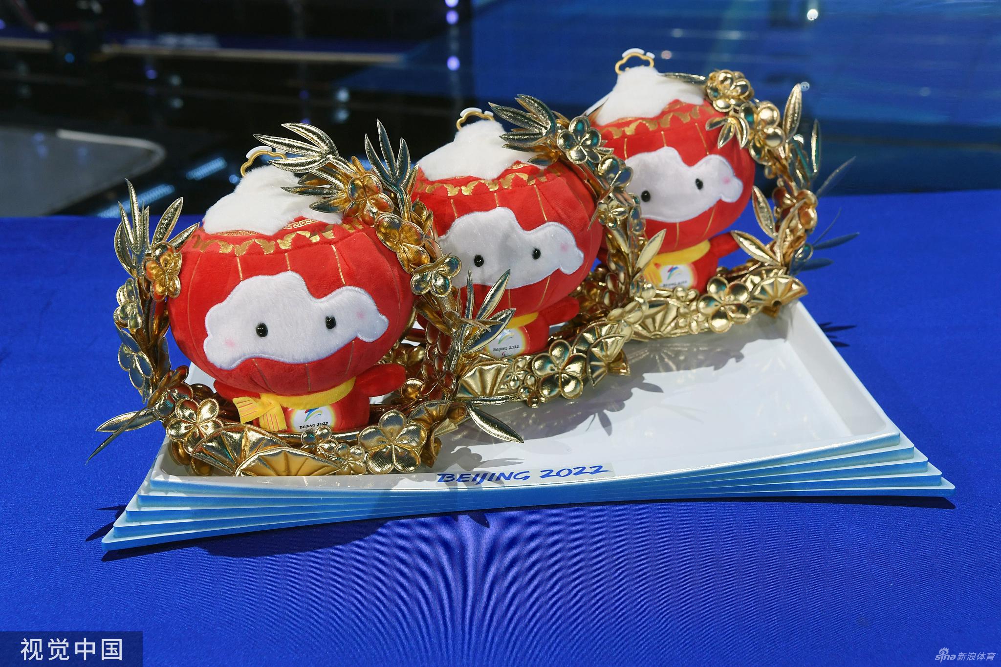 雪容融正式接班冰墩墩上岗 感受一下金容融