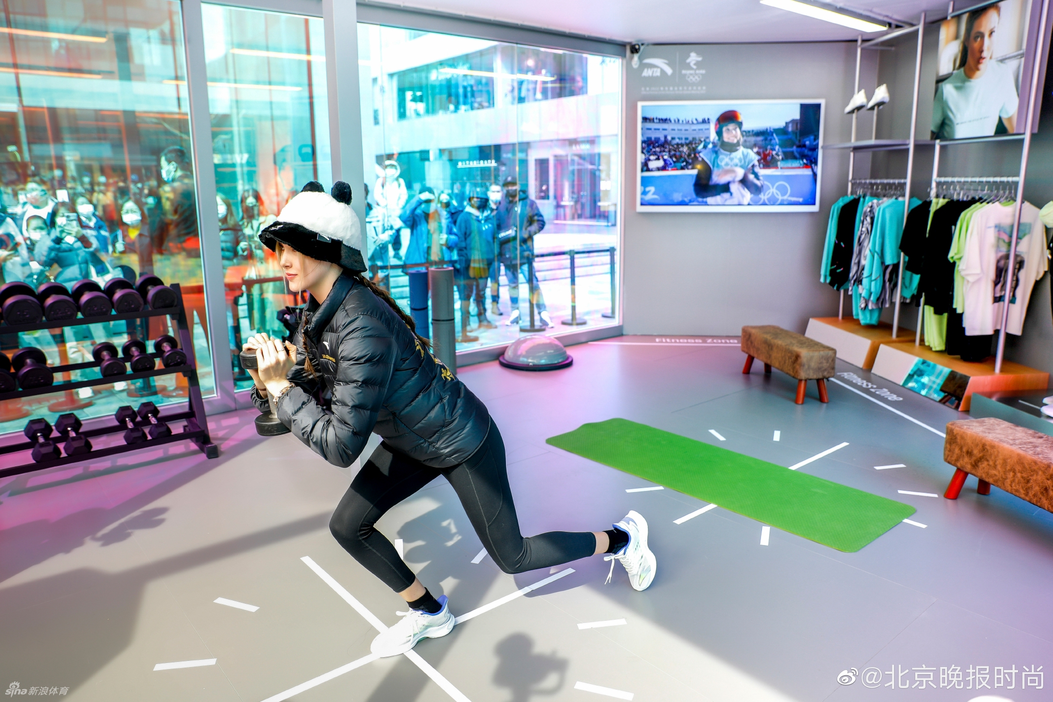 谷爱凌再次现身北京三里屯 头戴熊猫帽可爱大方