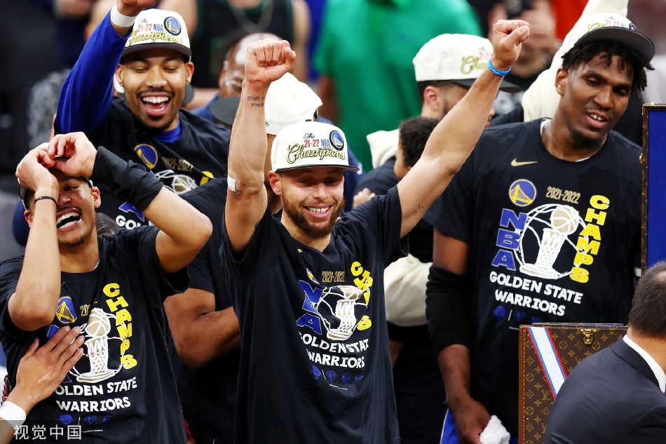 勇士庆祝夺得nba2022总冠军 库里获FMVP