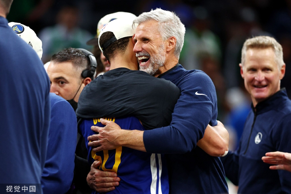 勇士庆祝夺得nba2022总冠军 库里获FMVP