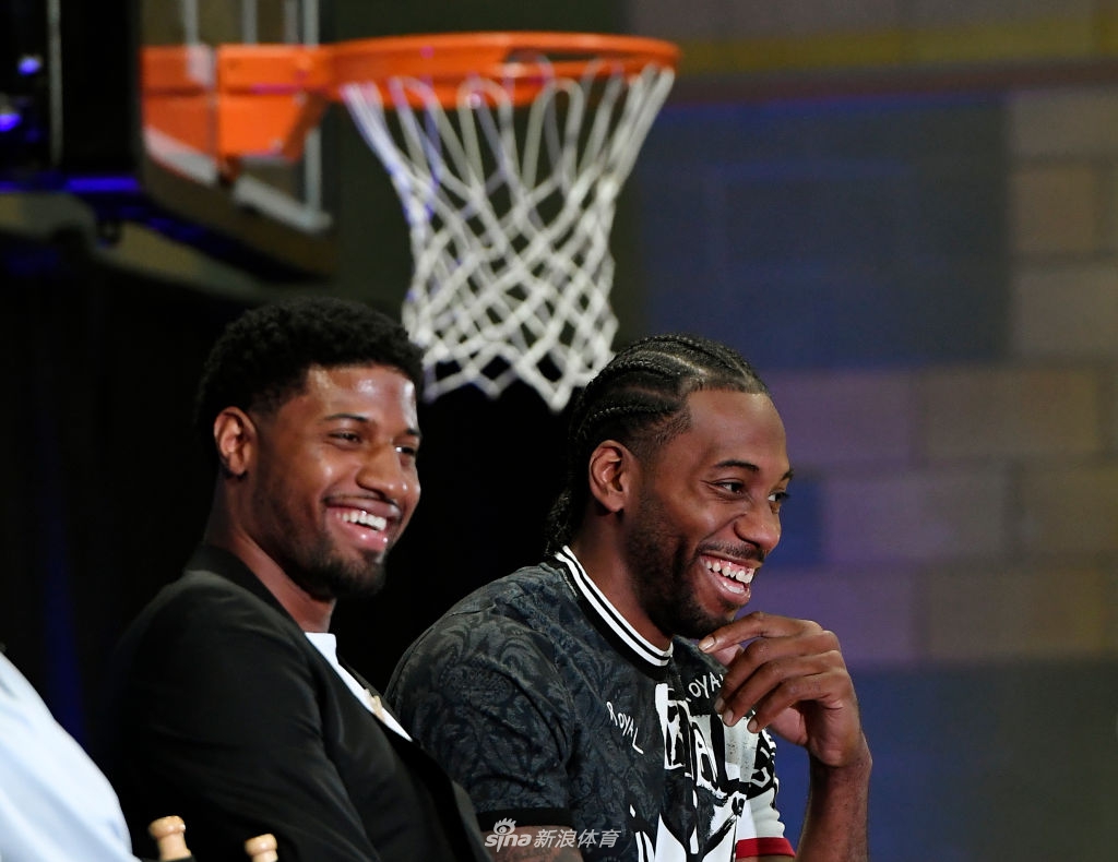 快船举行超巨欢迎发布会!卡哇伊泡椒露出灿烂笑容