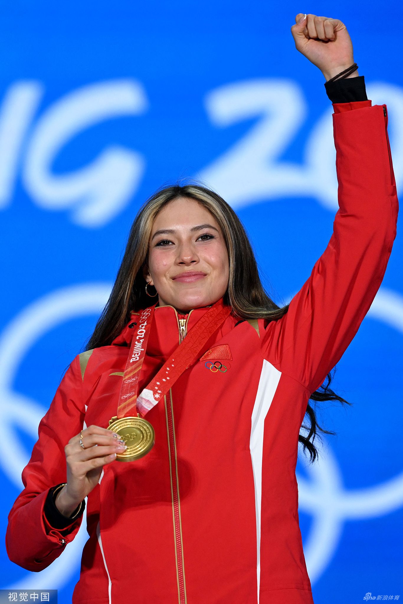 感受冠军滋味！谷爱凌获颁金牌