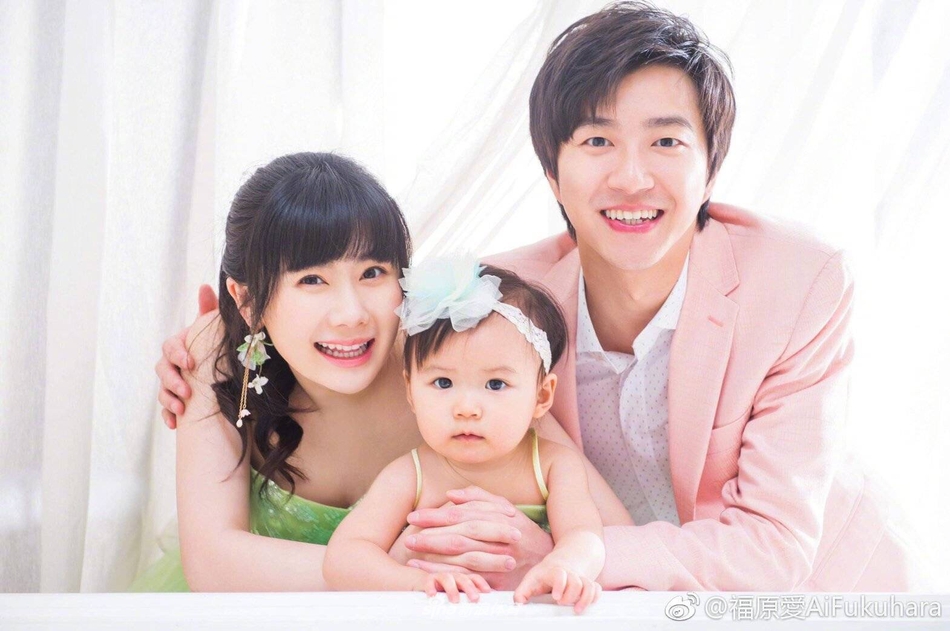 江宏杰感慨女儿瞬间长大 小小爱近照像极了福原爱