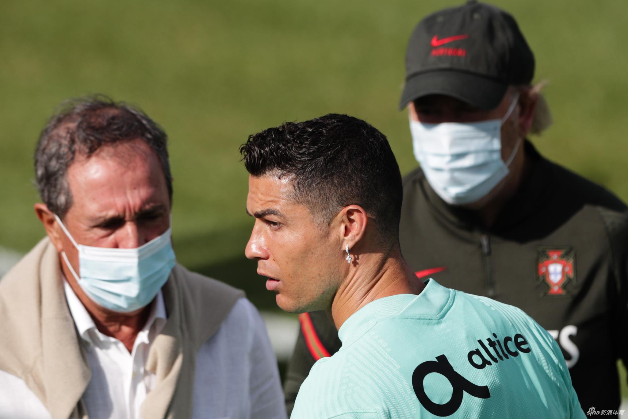 葡萄牙队训练备战欧洲杯 C罗成关注焦点