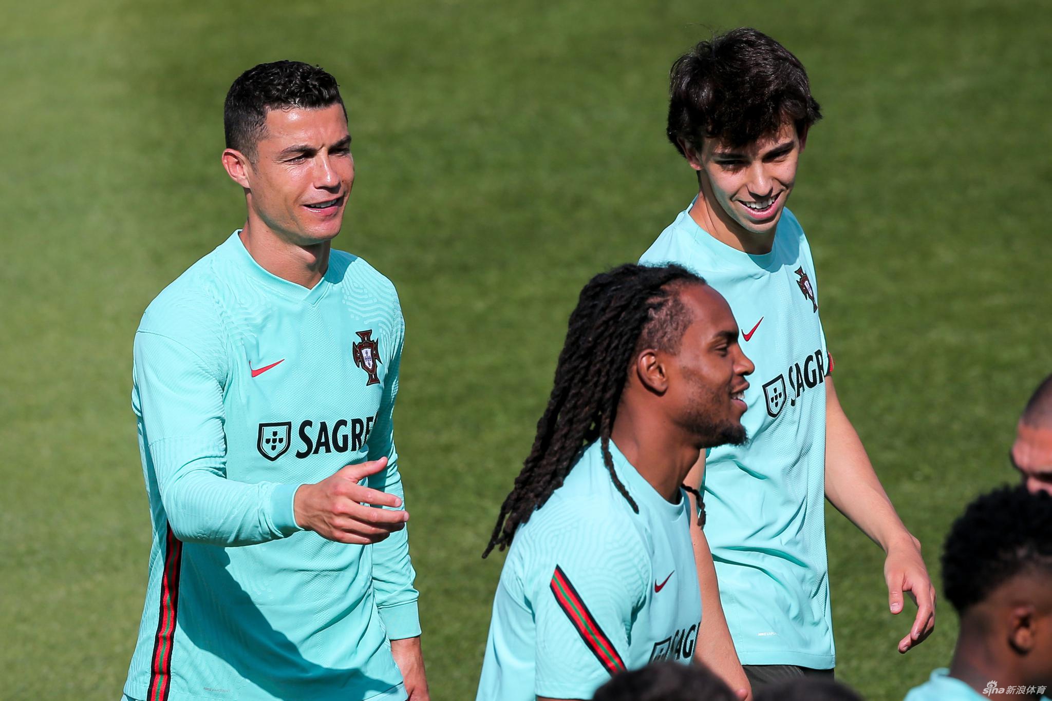葡萄牙队训练备战欧洲杯 C罗成关注焦点