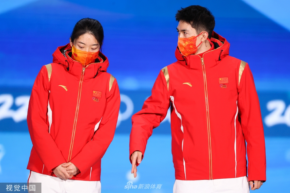 中国首金！短道速滑混合团体接力颁奖仪式