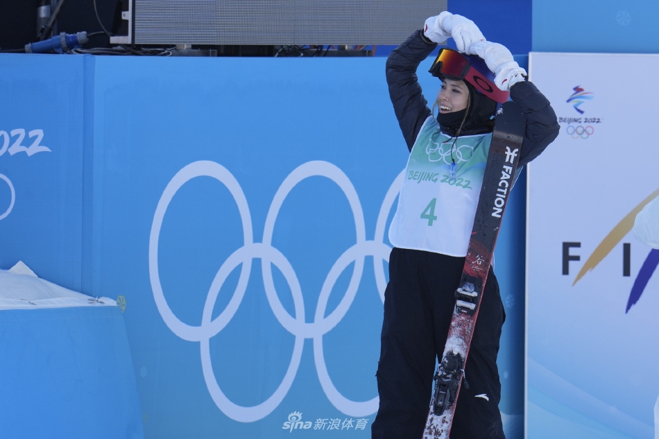 新浪直击谷爱凌为中国夺得第三金