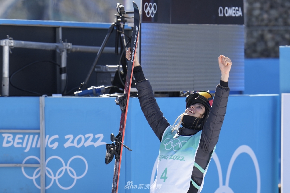 新浪直击谷爱凌为中国夺得第三金