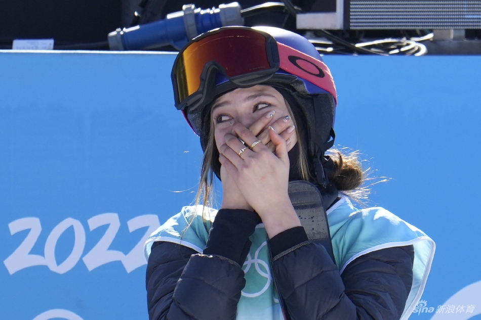 新浪直击谷爱凌为中国夺得第三金