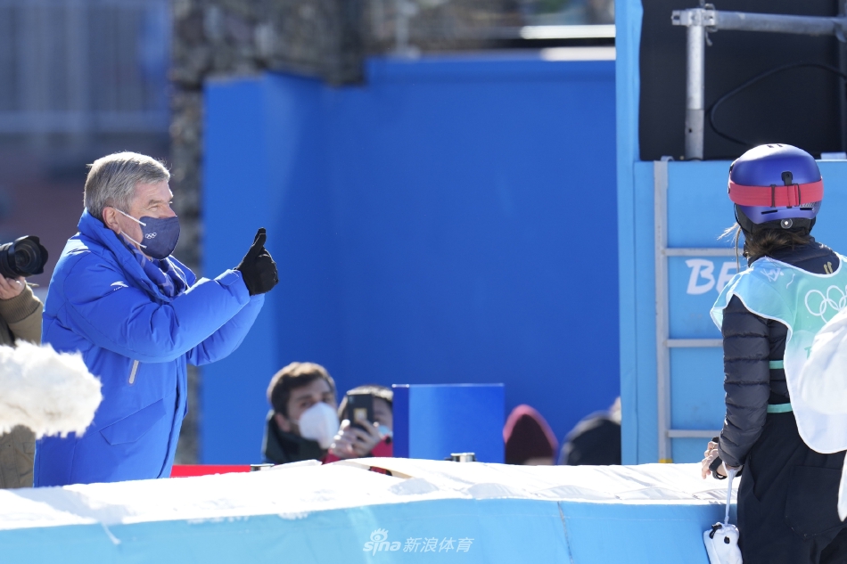 新浪直击谷爱凌为中国夺得第三金