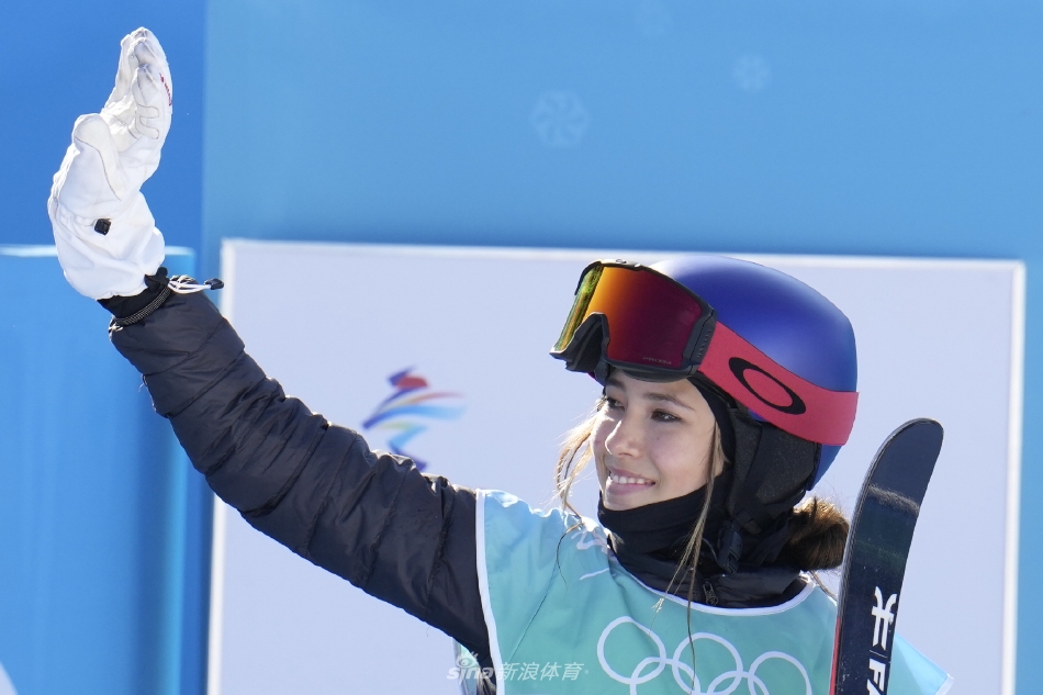 新浪直击谷爱凌为中国夺得第三金