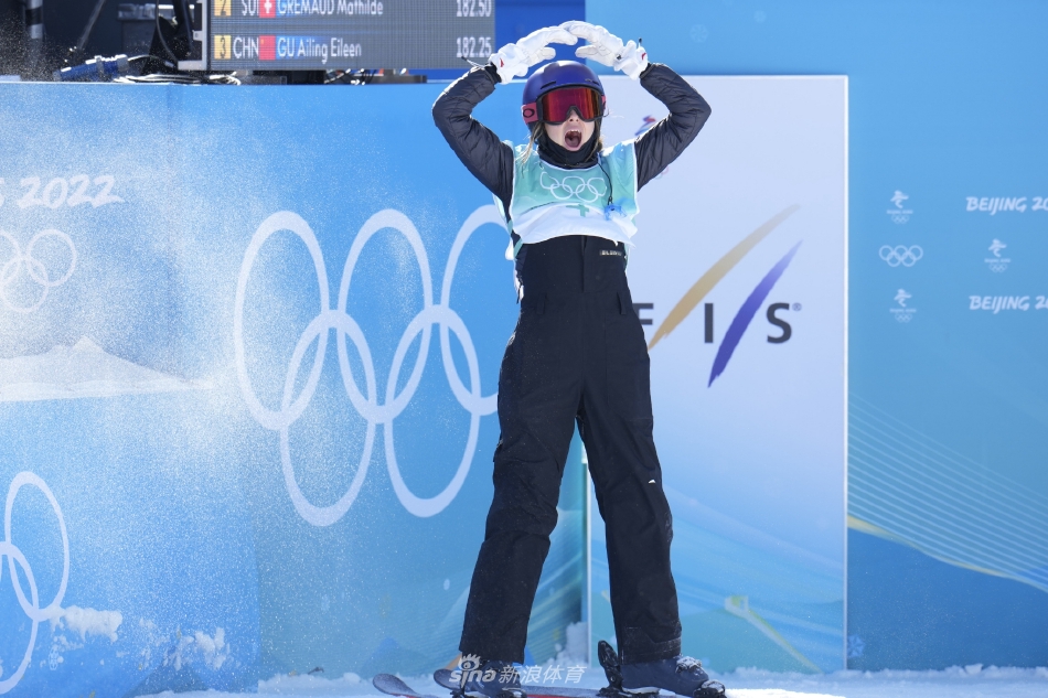 新浪直击谷爱凌为中国夺得第三金