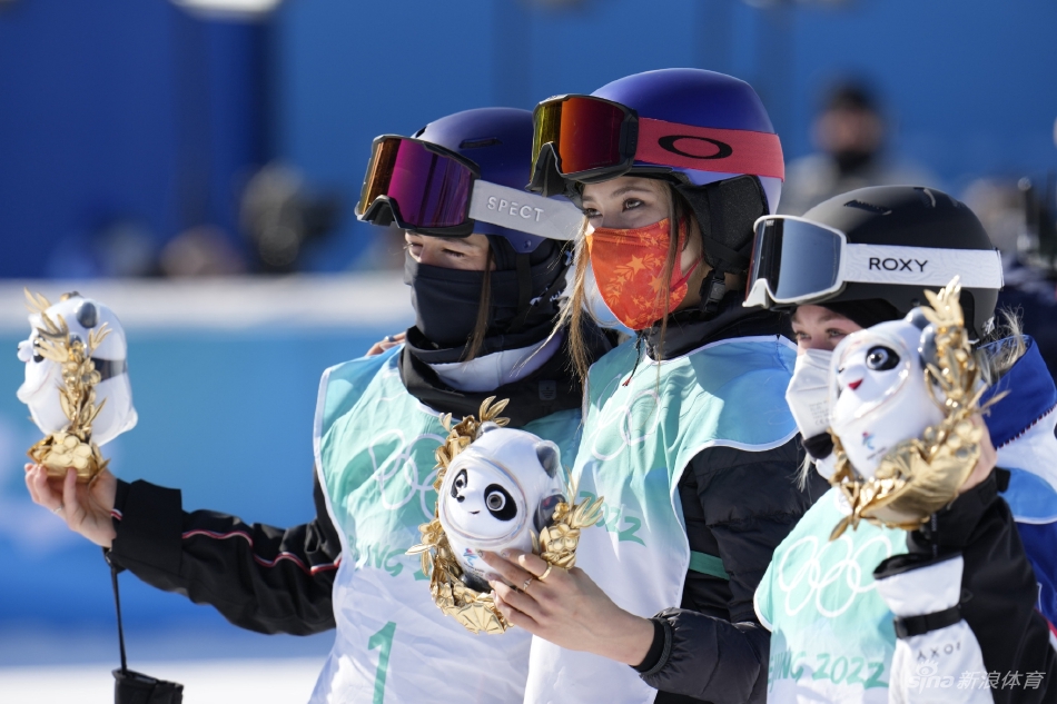 新浪直击谷爱凌为中国夺得第三金