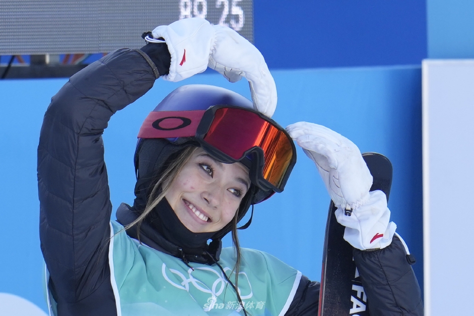 新浪直击谷爱凌为中国夺得第三金