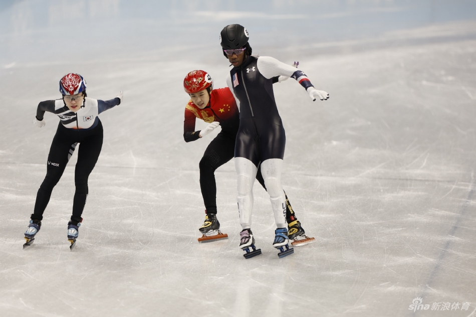 速滑女子1000米曲春雨小组第一晋级