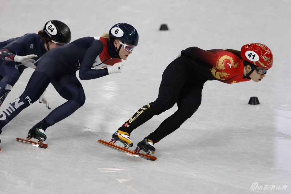 速滑女子1000米曲春雨小组第一晋级