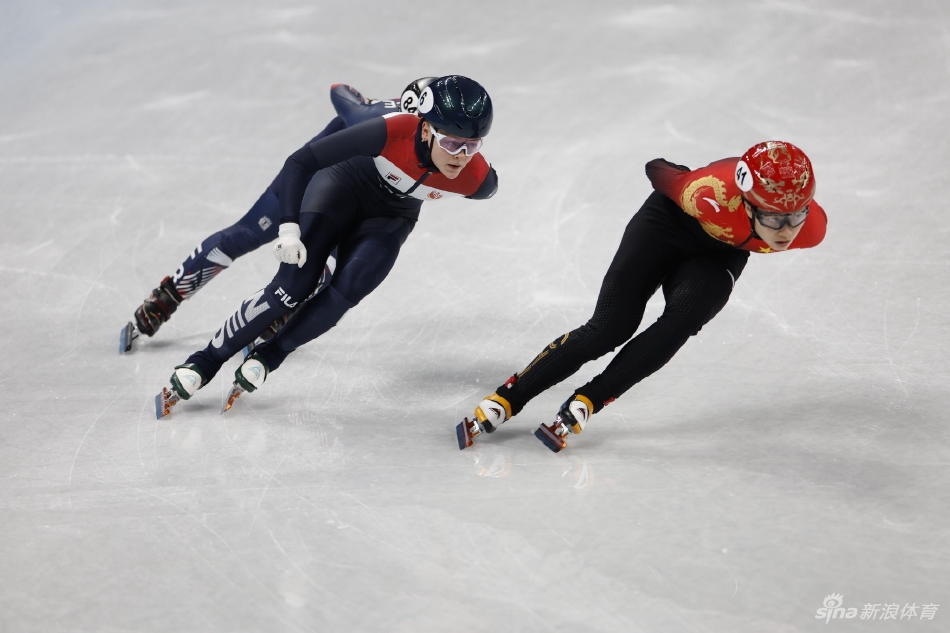 速滑女子1000米曲春雨小组第一晋级