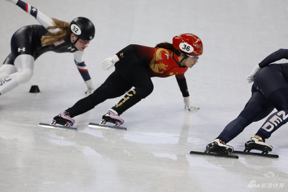 速滑女子1000米曲春雨小组第一晋级