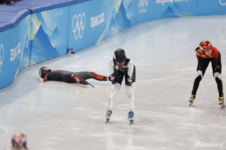 速滑女子1000米曲春雨小组第一晋级