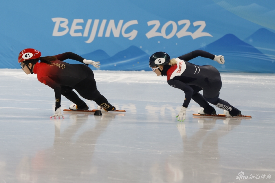 速滑女子1000米曲春雨小组第一晋级