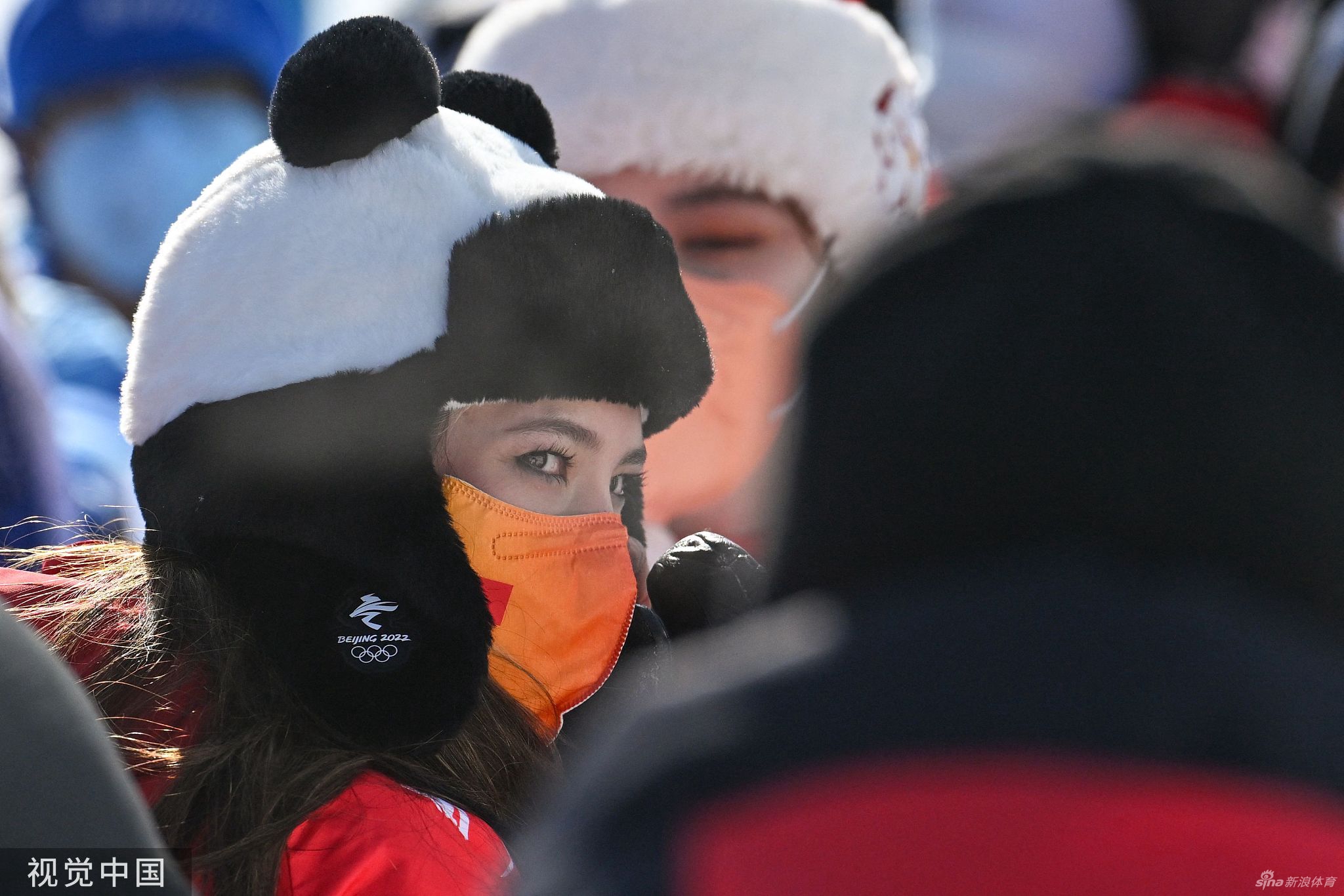 谷爱凌头戴熊猫帽身披国旗参加颁奖仪式