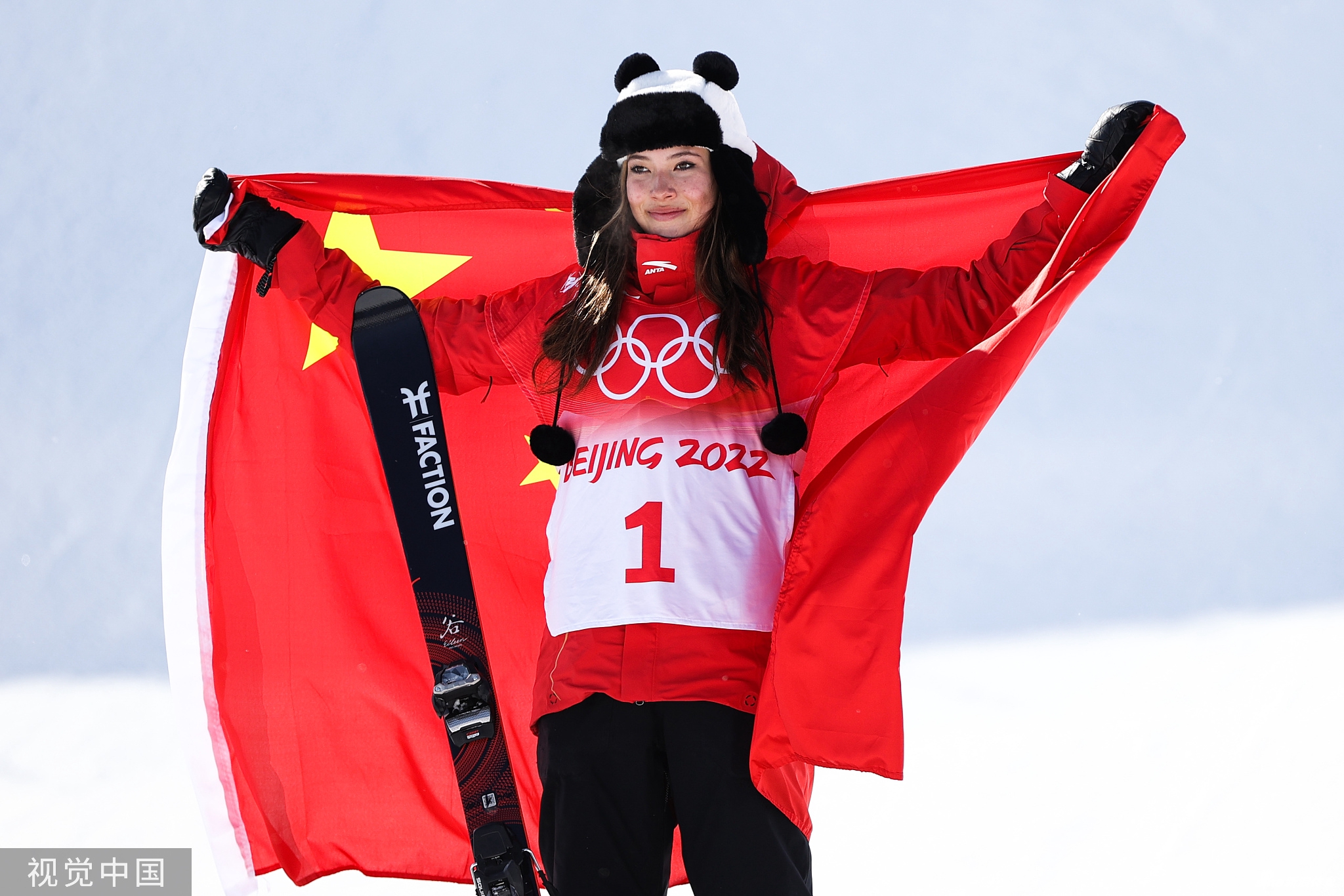 谷爱凌头戴熊猫帽身披国旗参加颁奖仪式