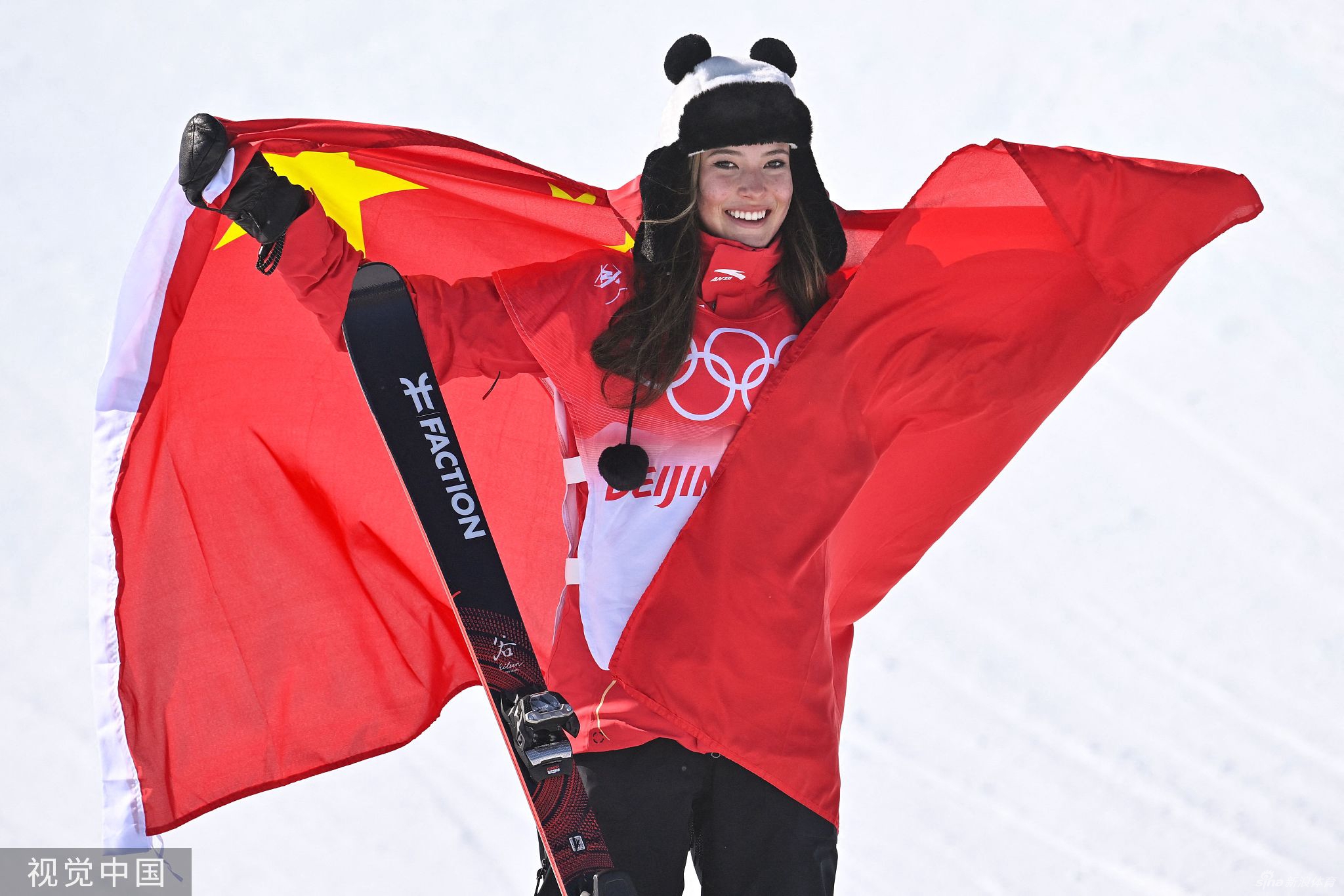 谷爱凌头戴熊猫帽身披国旗参加颁奖仪式