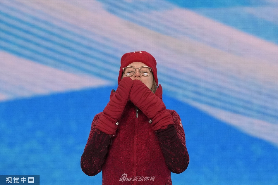 个人第2金！U型池颁奖谷爱凌获颁金牌