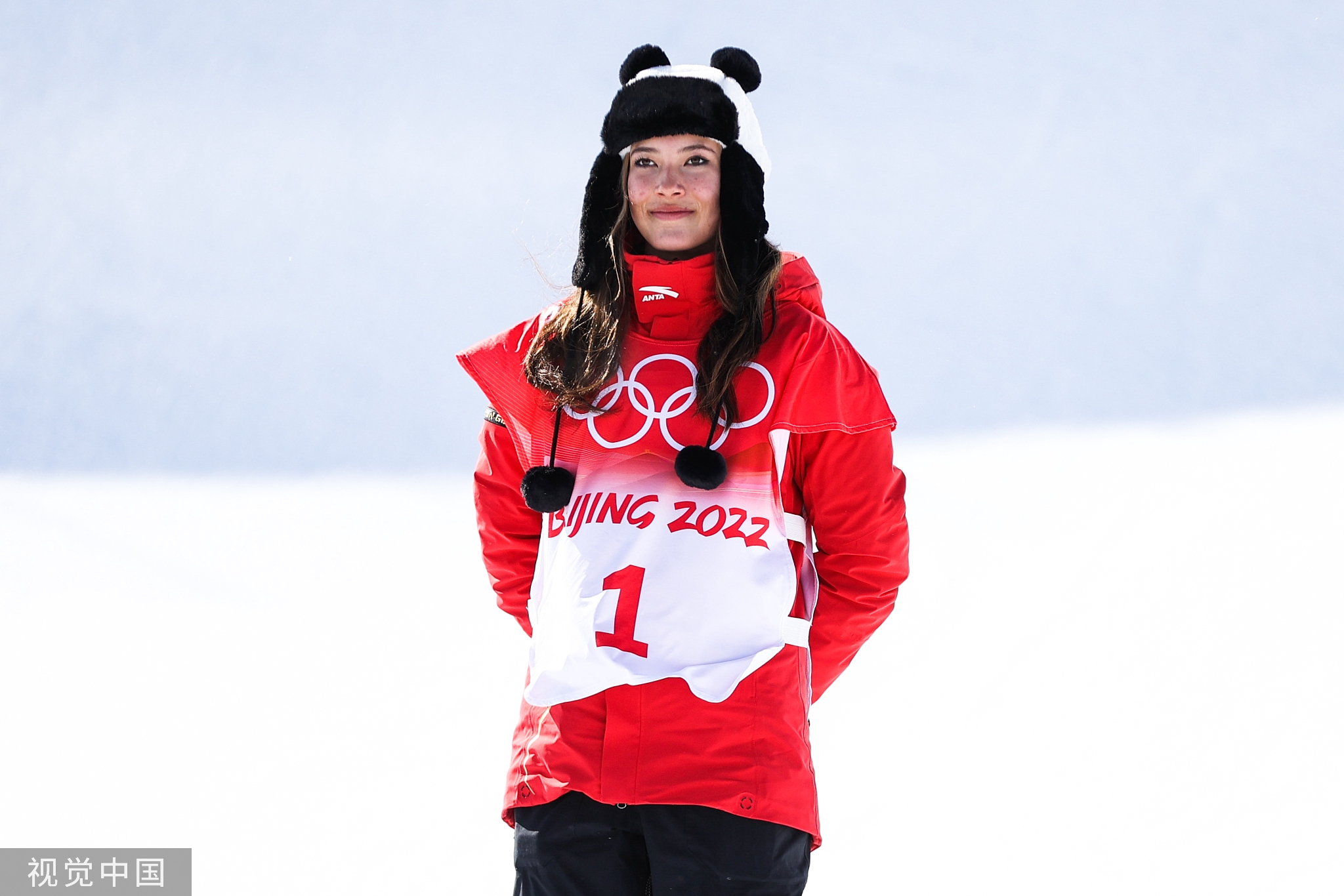 谷爱凌头戴熊猫帽身披国旗参加颁奖仪式