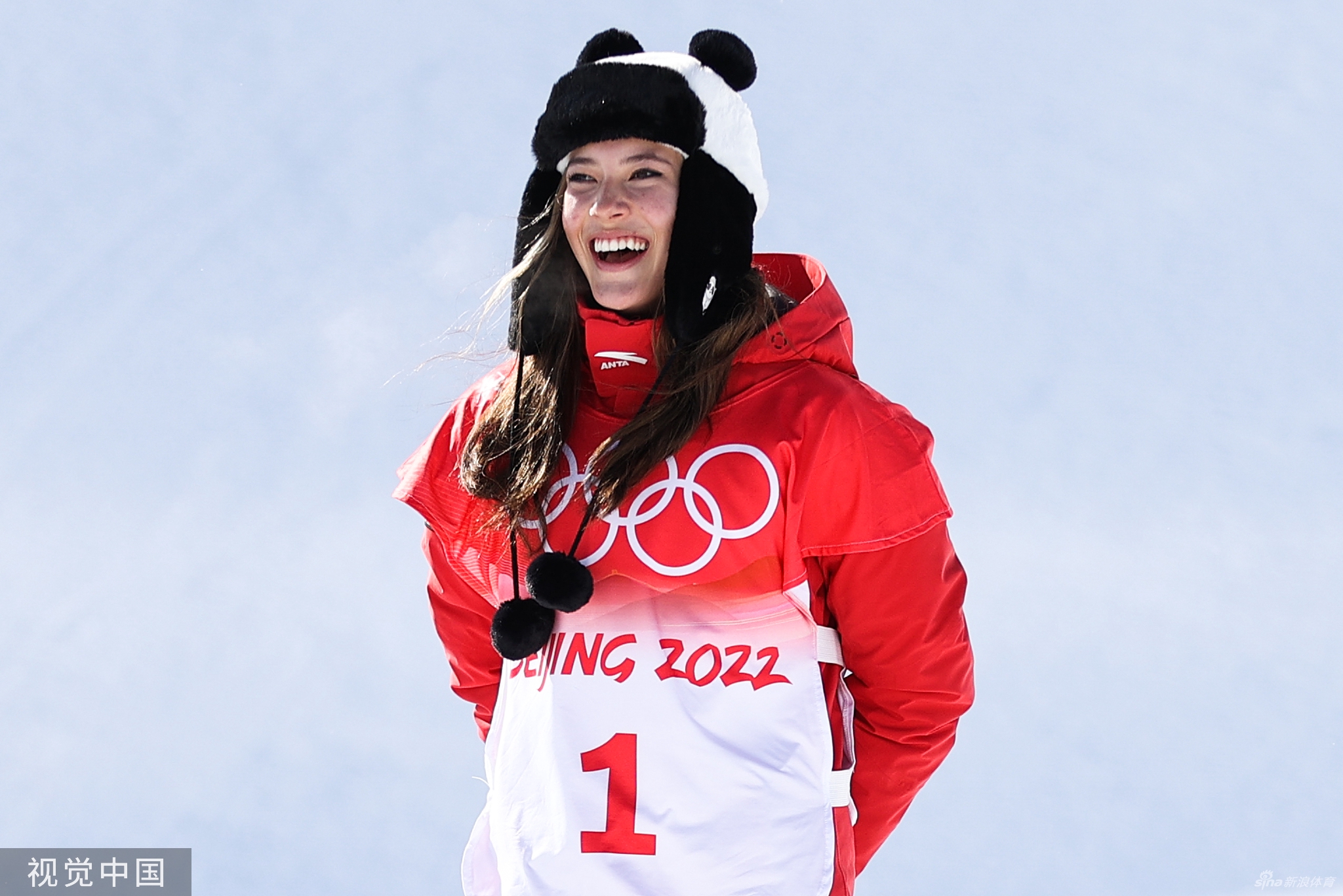 谷爱凌头戴熊猫帽身披国旗参加颁奖仪式