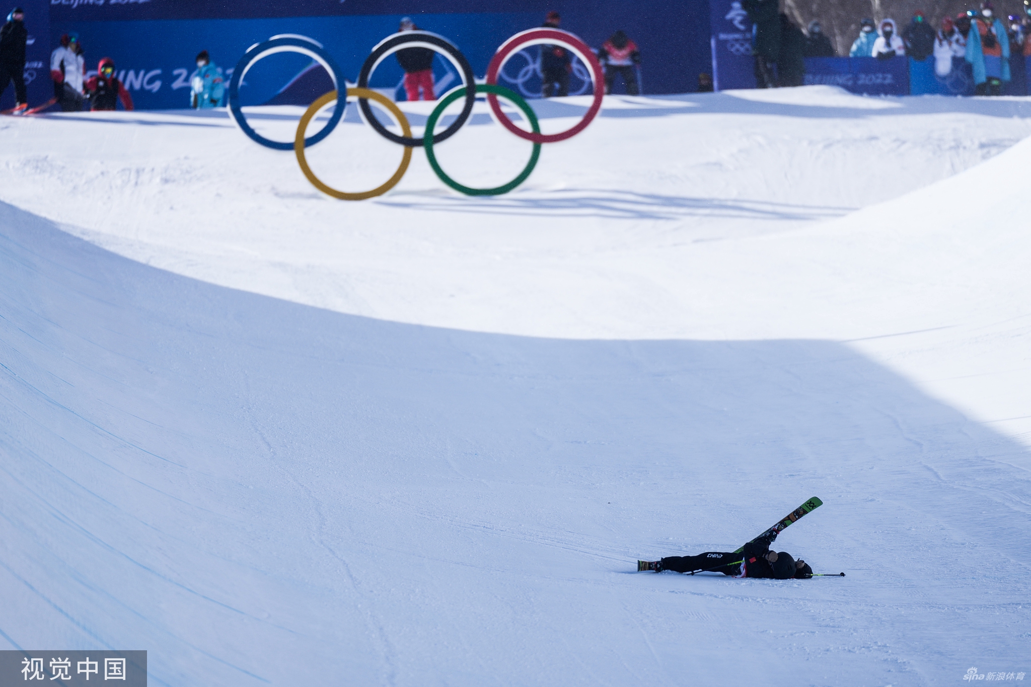 张可欣摔倒受伤倒地7分钟 医护入场紧急处理