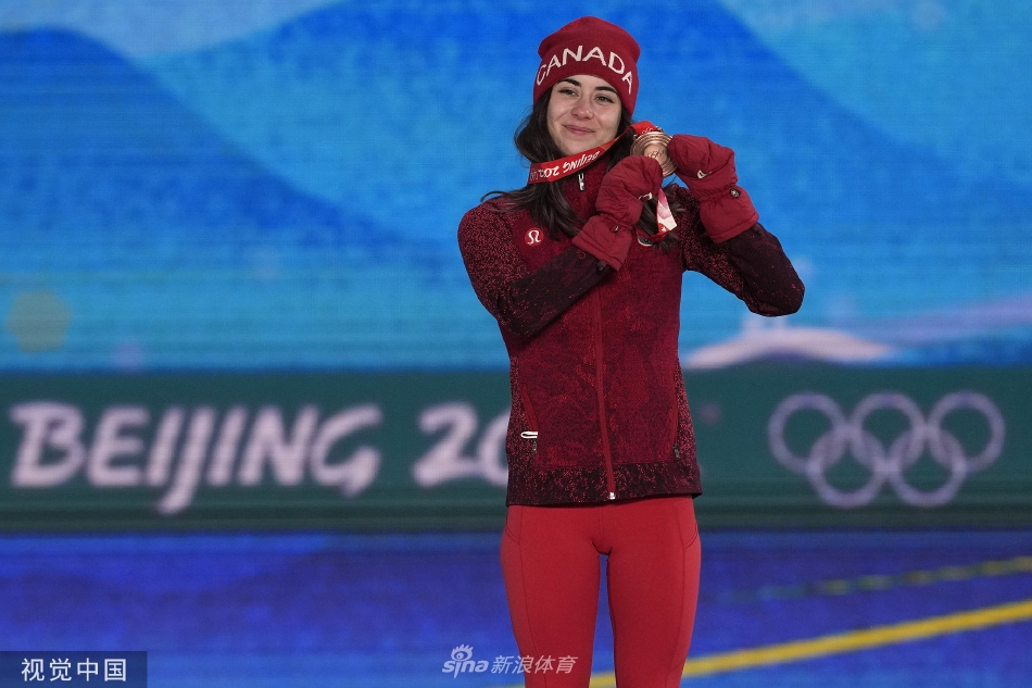 个人第2金！U型池颁奖谷爱凌获颁金牌