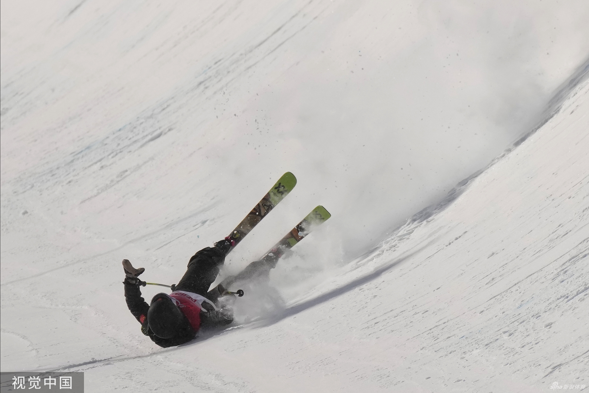 张可欣摔倒受伤倒地7分钟 医护入场紧急处理