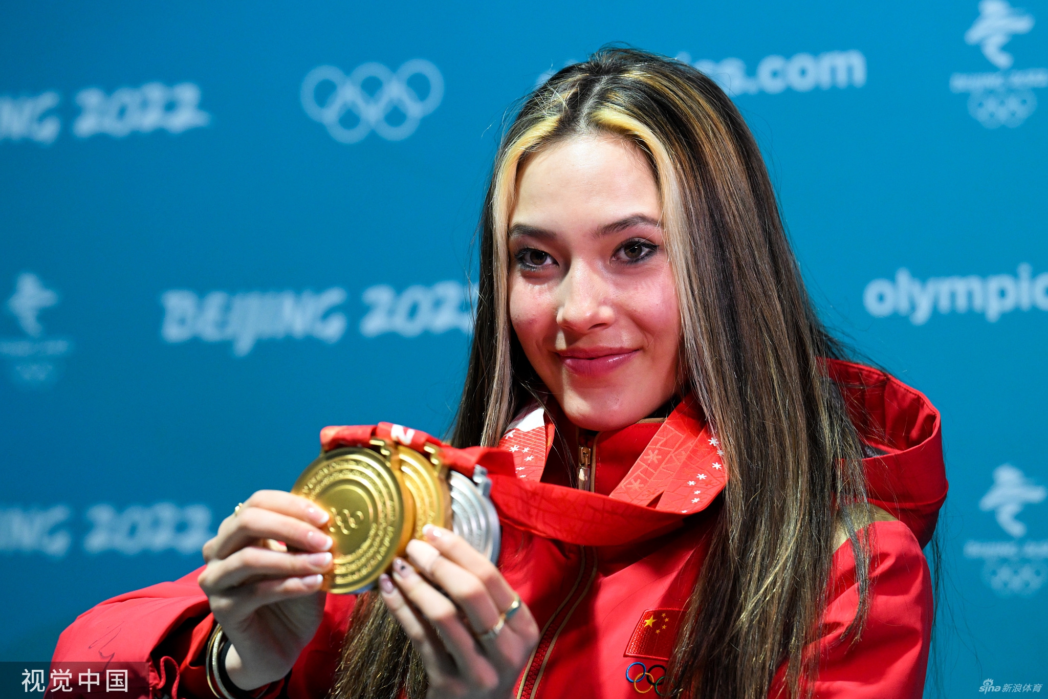 冬奥完美收官！谷爱凌展示2金1银