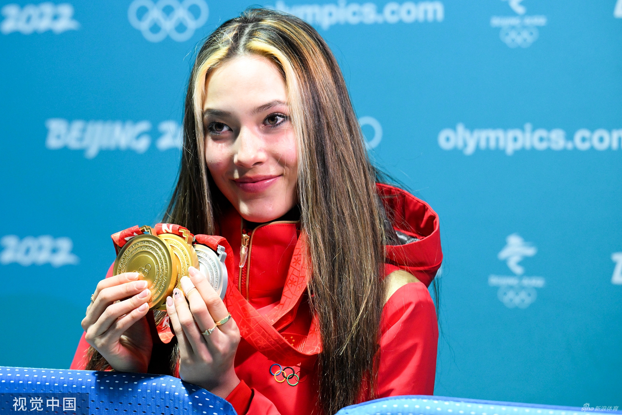 冬奥完美收官！谷爱凌展示2金1银