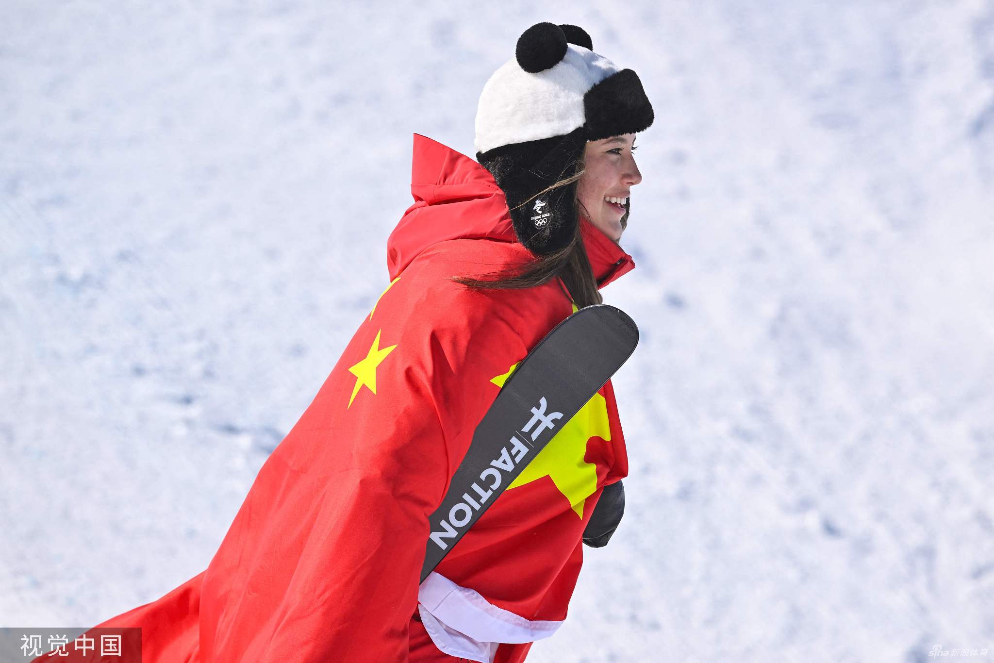 谷爱凌头戴熊猫帽身披国旗参加颁奖仪式