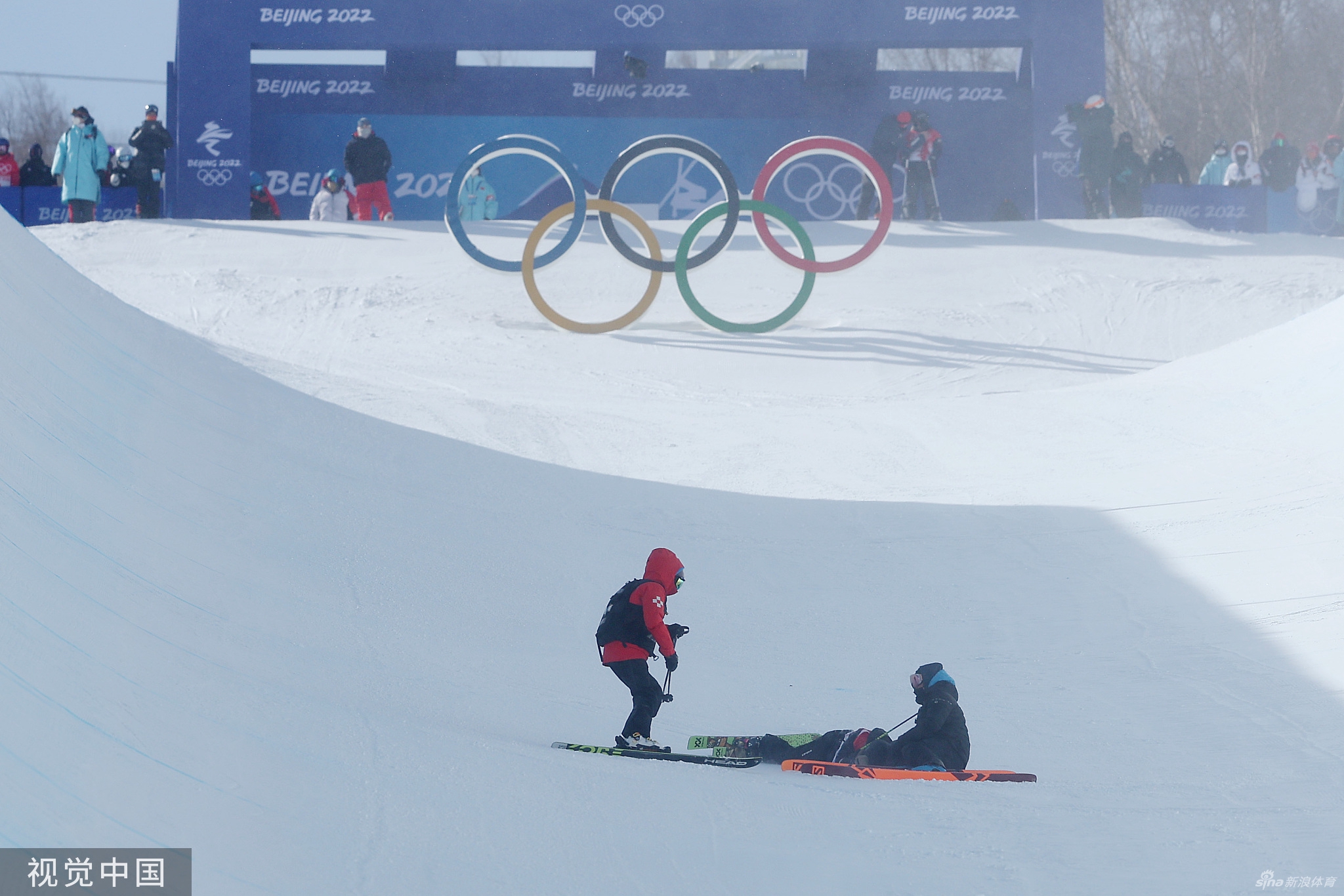 张可欣摔倒受伤倒地7分钟 医护入场紧急处理