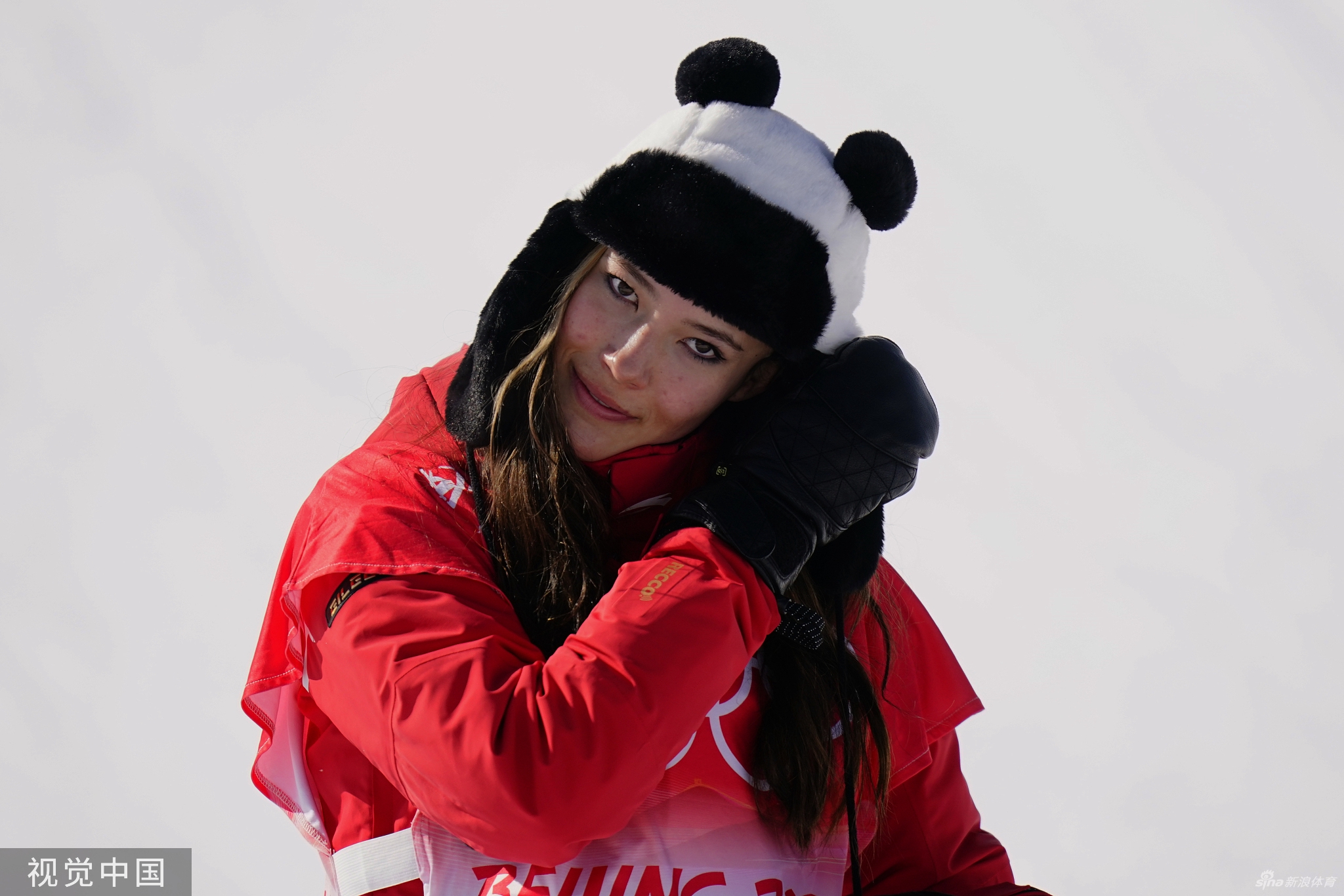 谷爱凌头戴熊猫帽身披国旗参加颁奖仪式