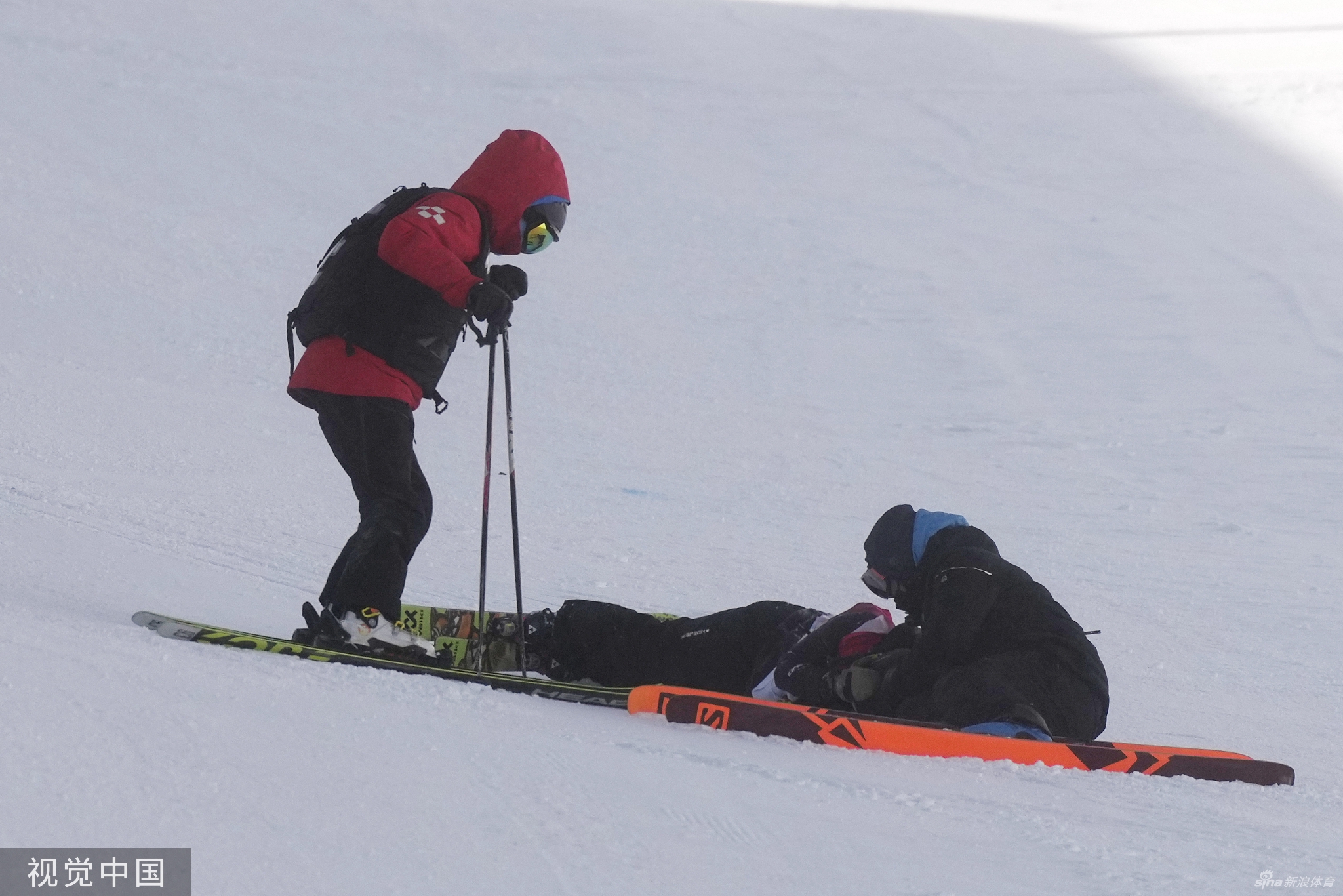 张可欣摔倒受伤倒地7分钟 医护入场紧急处理