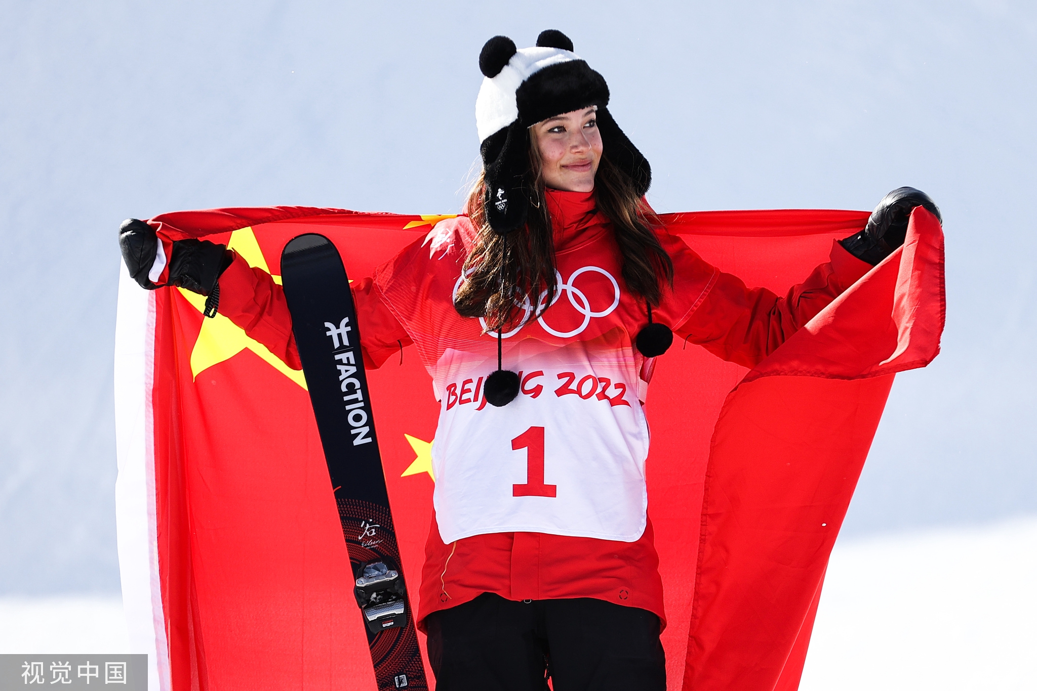 谷爱凌头戴熊猫帽身披国旗参加颁奖仪式